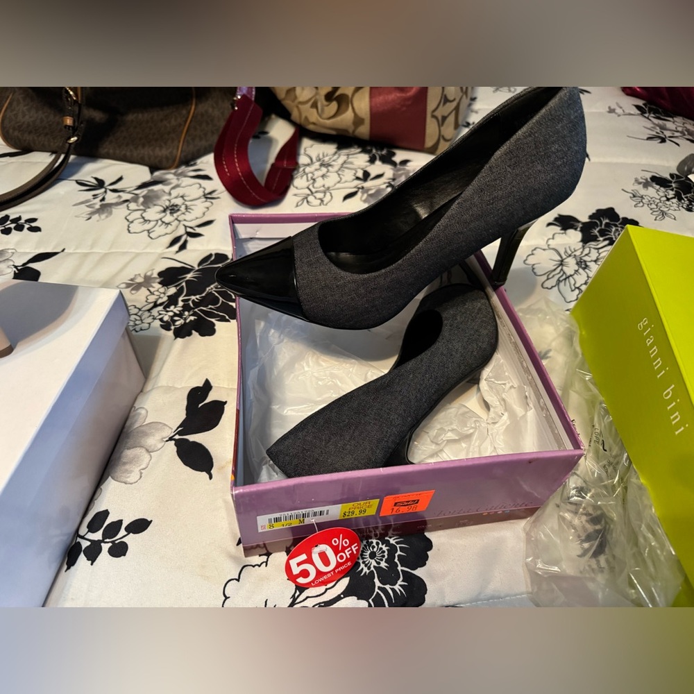 Cute simple pump. Never worn.
